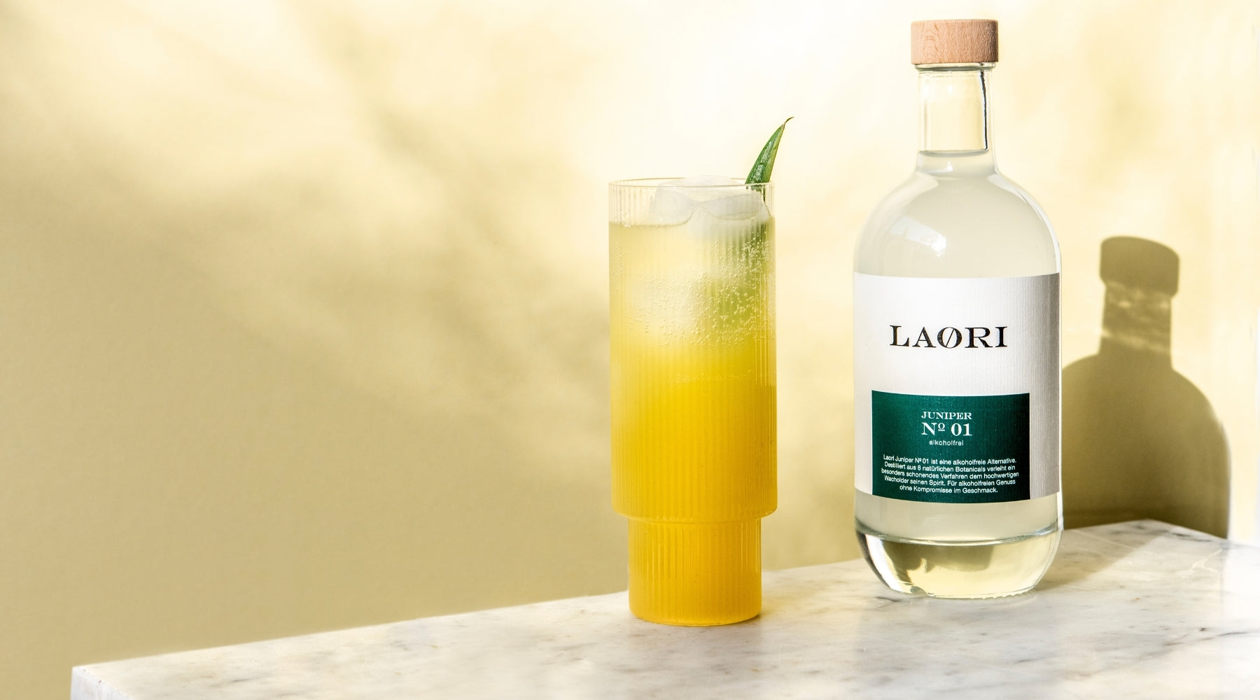 alkoholfreier Cocktail mit Ananassaft und Laori No 1
