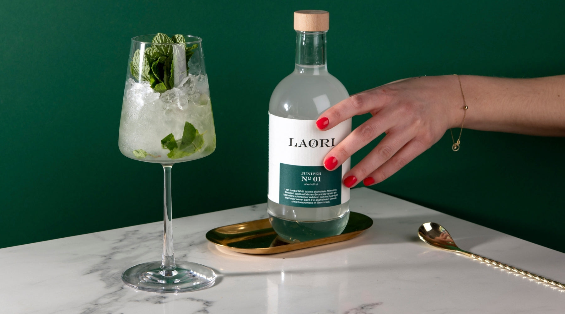 Mint Julep, alkoholfreier Cocktail mit Minze und Hand an Laori Juniper No 1 Flasche