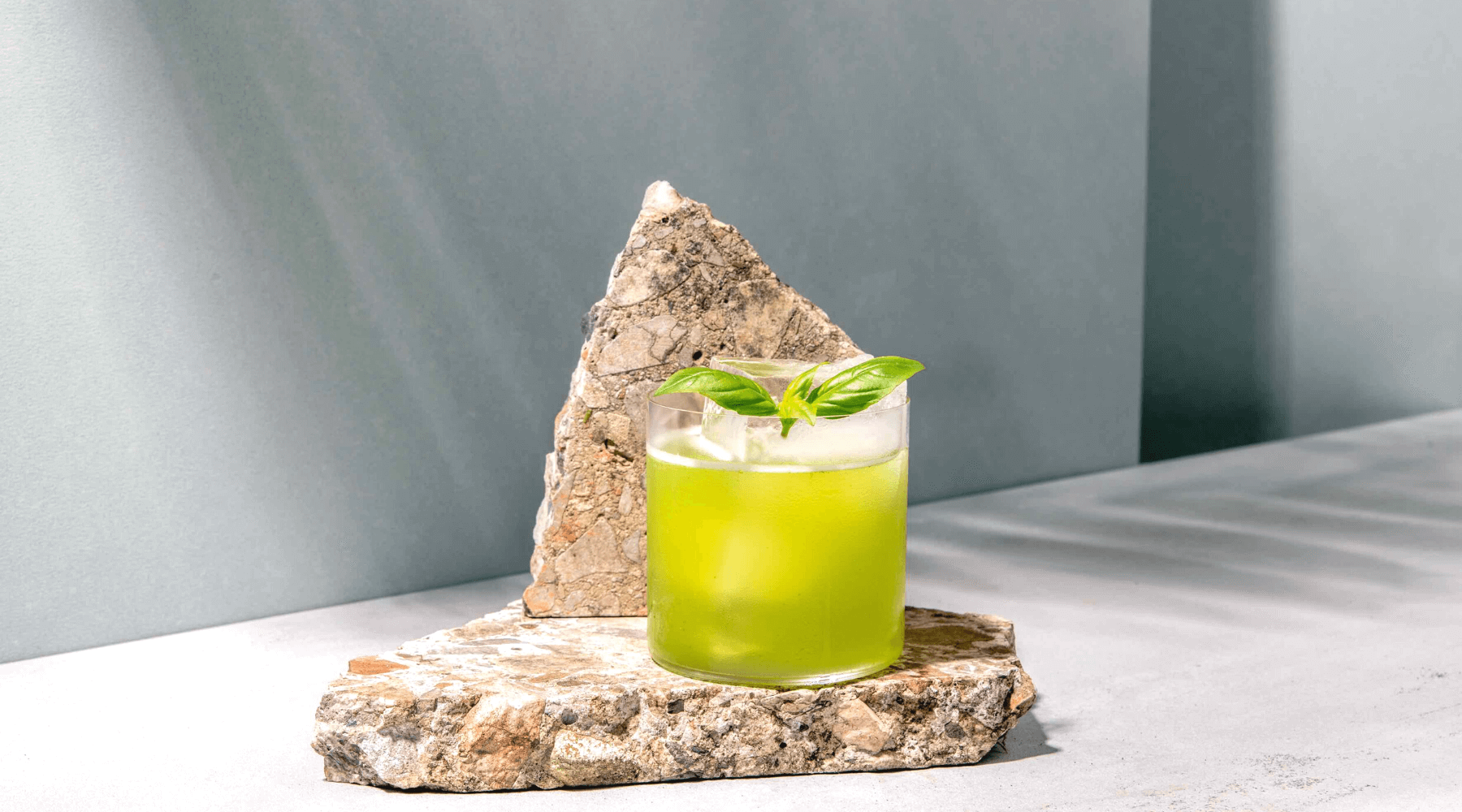 Alkoholfreier Gin Basil Smash mit Laori Juniper No 1